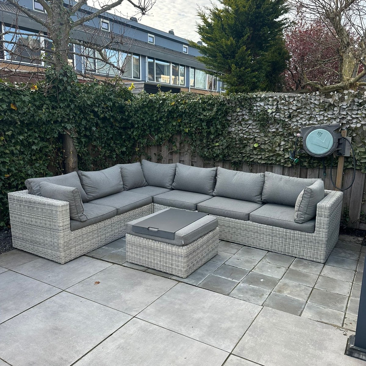 Grijze wicker hoek-loungeset met kussens